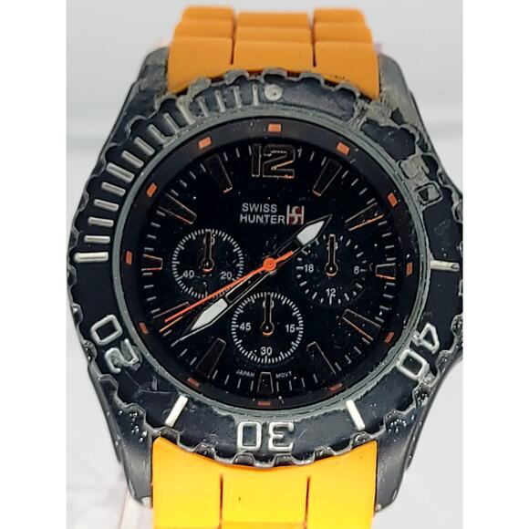 Retro Swiss Hunter Chronograph Watch - Vintage Vibes with Modern Function - Picture 3 of 8